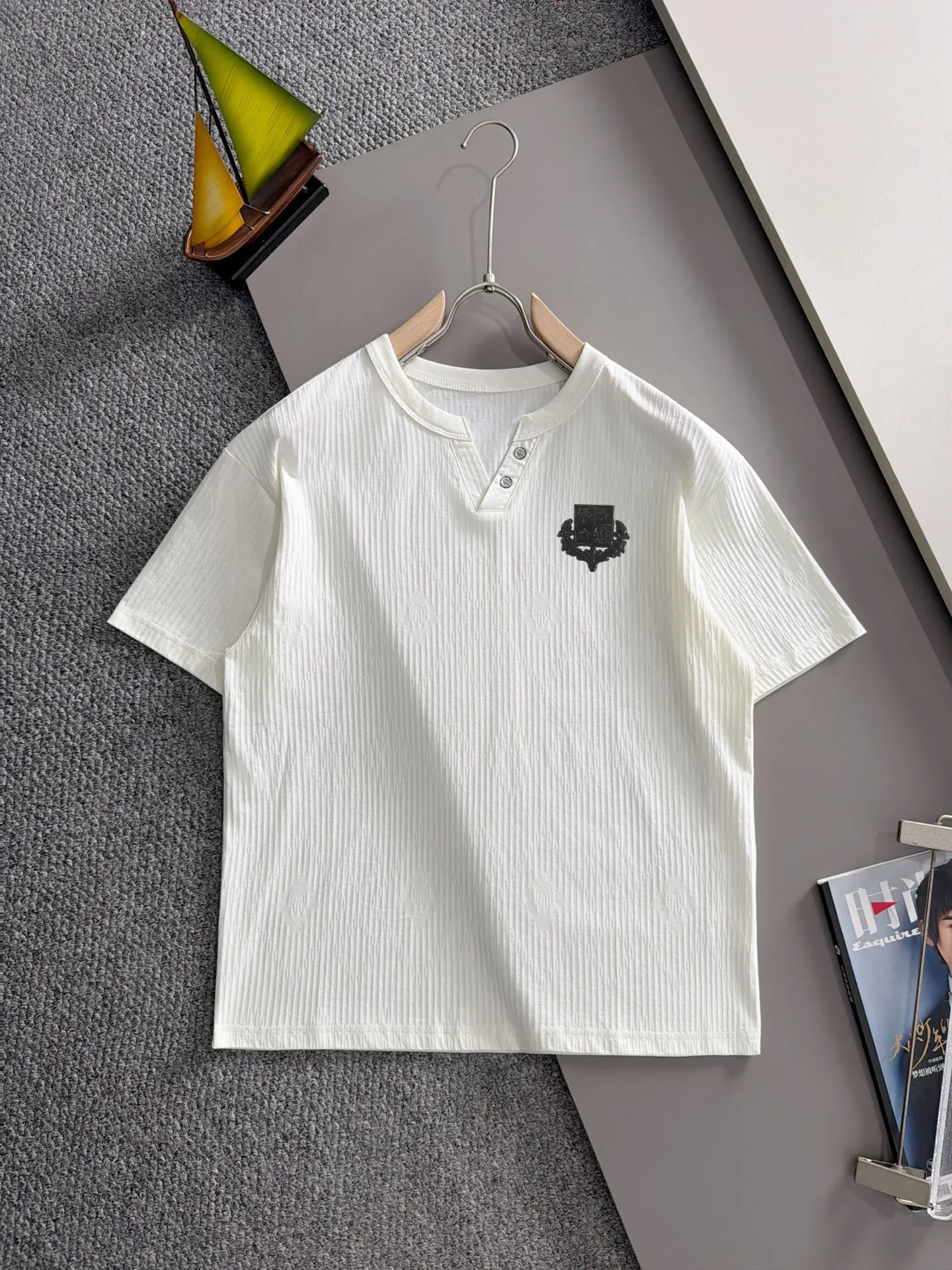 LP high quality 26ss New Arrival men's knitted short-sleeved T-shirt is made of combed cotton yarn spun cotton fabric, no pressure when entering and exiting the counter. Exclusive control of raw materials. It feels substantial when weighed, and the upper body is more textured than ordinary T-shirts. This texture can cope with the weather easily and is suitable for both hot and cold conditions! Designed for a loose fit. Size: M to 4XL